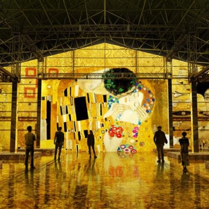 イマーシブ・ミュージアム「ザ・ムービアム ヨコハマ」山下ふ頭で開催！音×映像の壮大な没入型芸術体験