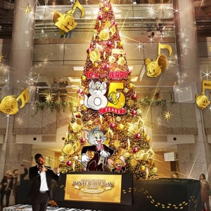 横浜・ランドマークプラザ2025年クリスマスツリーはトムとジェリー！ピアノ演奏による空間演出も