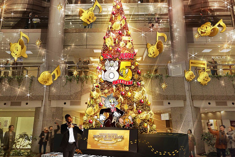 横浜・ランドマークプラザ2025年クリスマスツリーはトムとジェリー