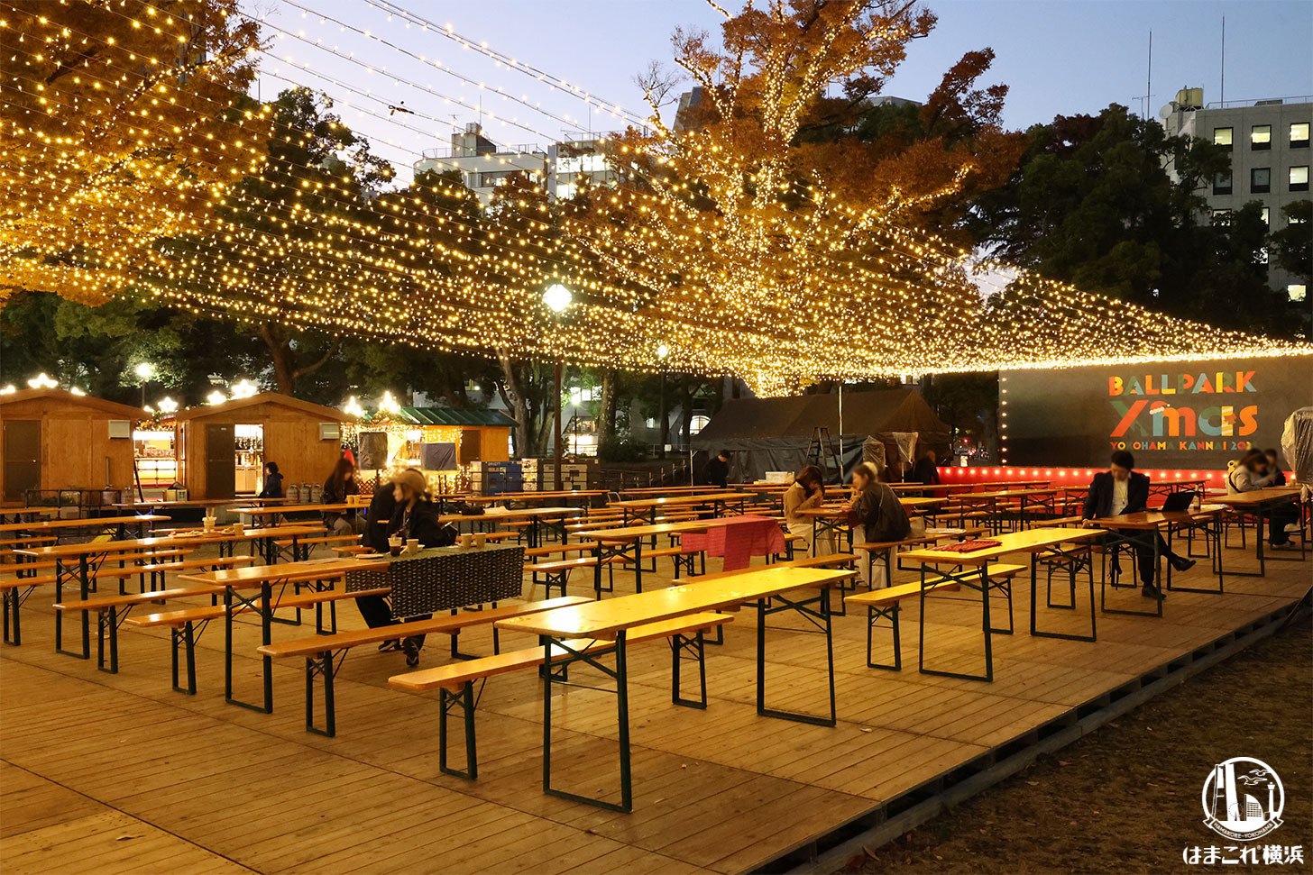 特設ステージとテーブル席