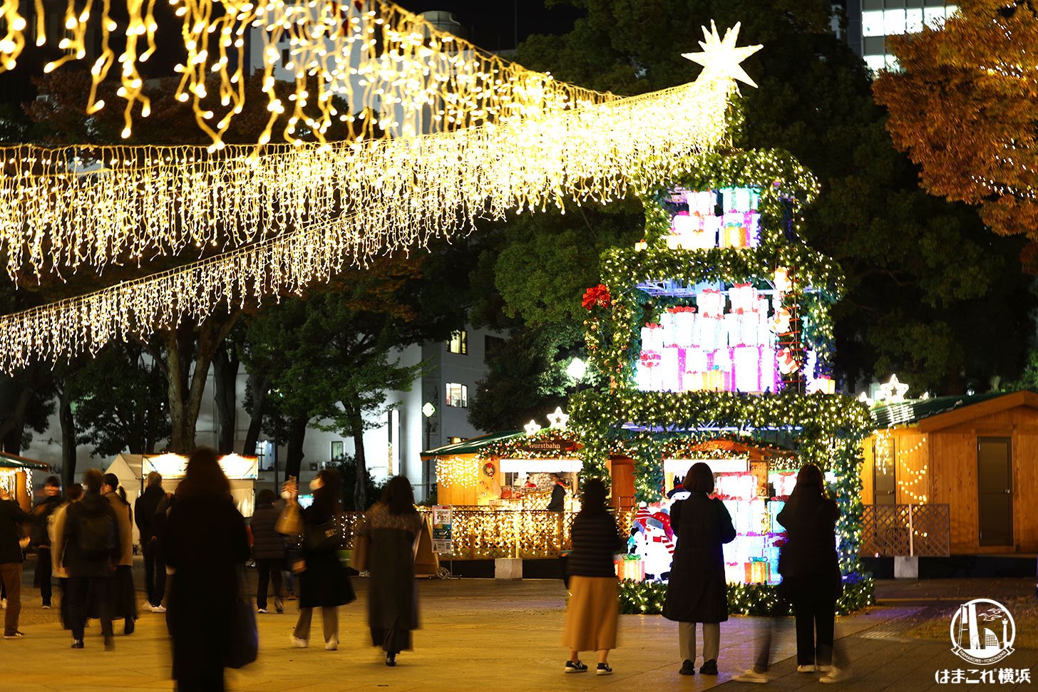 イルミネーションとプレゼントを重ねたツリー