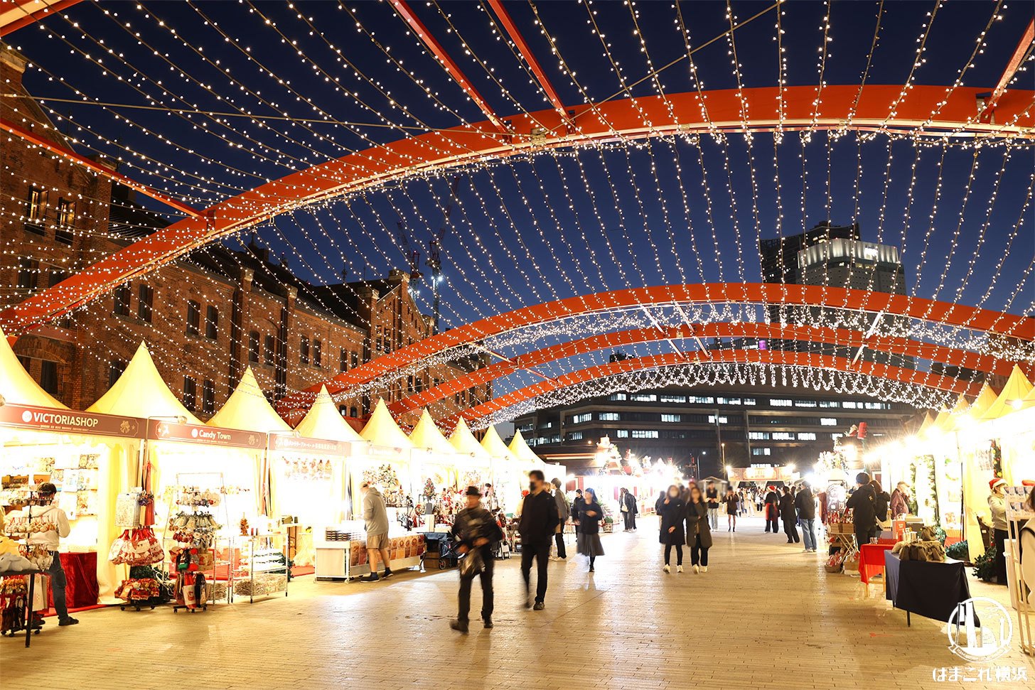 広場側のメイン会場とイルミネーションルーフ