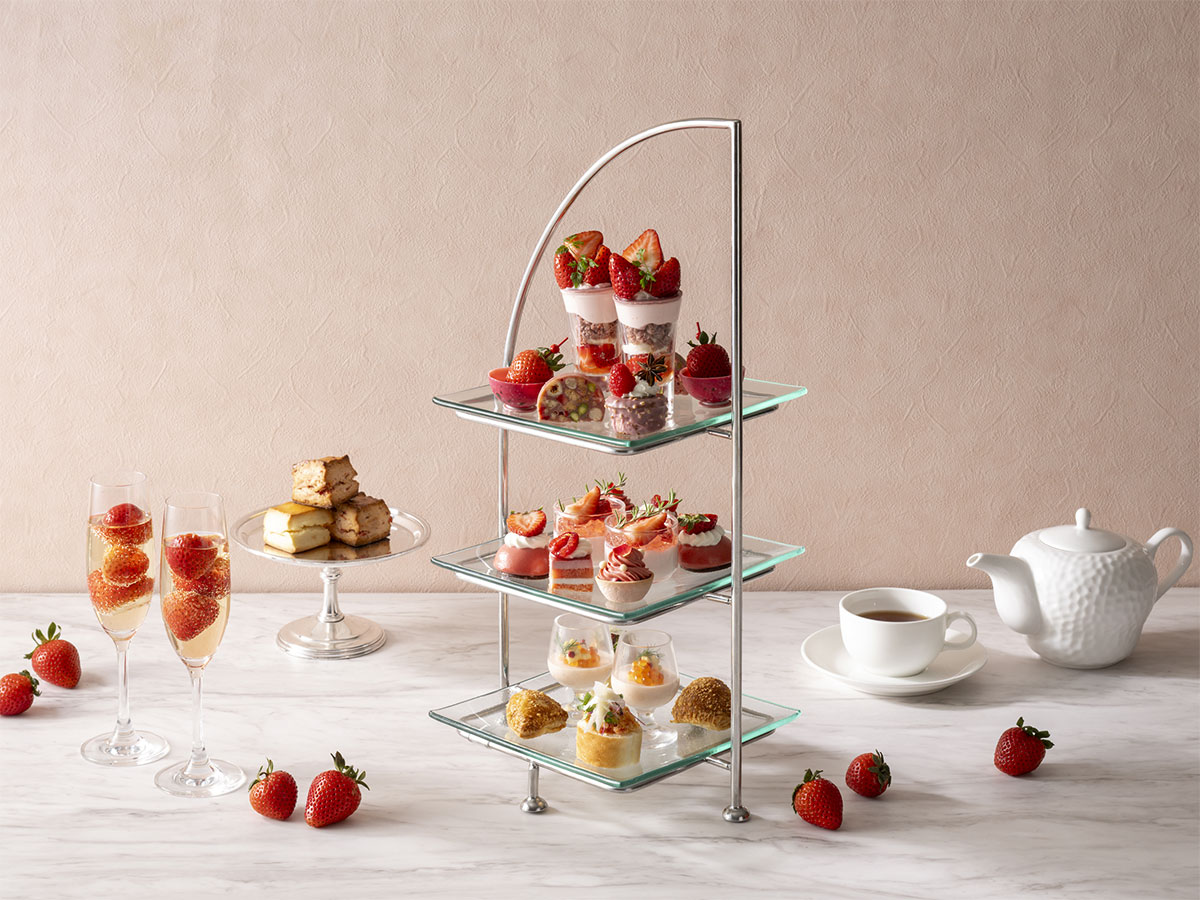 横浜の海沿いホテルラウンジから赤×ピンクの可憐なアフタヌーンティー「いちごとルビーショコラ」冬限定登場!