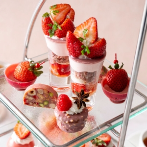 横浜の海沿いホテルラウンジに赤×ピンクの可憐なアフタヌーンティー「いちごとルビーショコラ」冬限定登場!