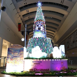 クイーンズスクエア横浜「すみっコぐらし」クリスマスツリー点灯！ショータイム演出やイルミネーションも