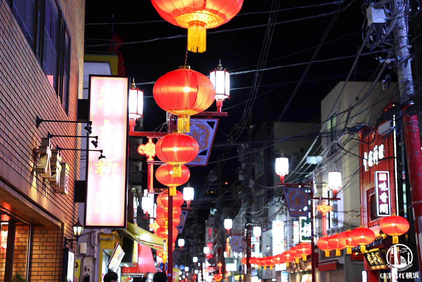 横浜中華街を彩る無数のランタン