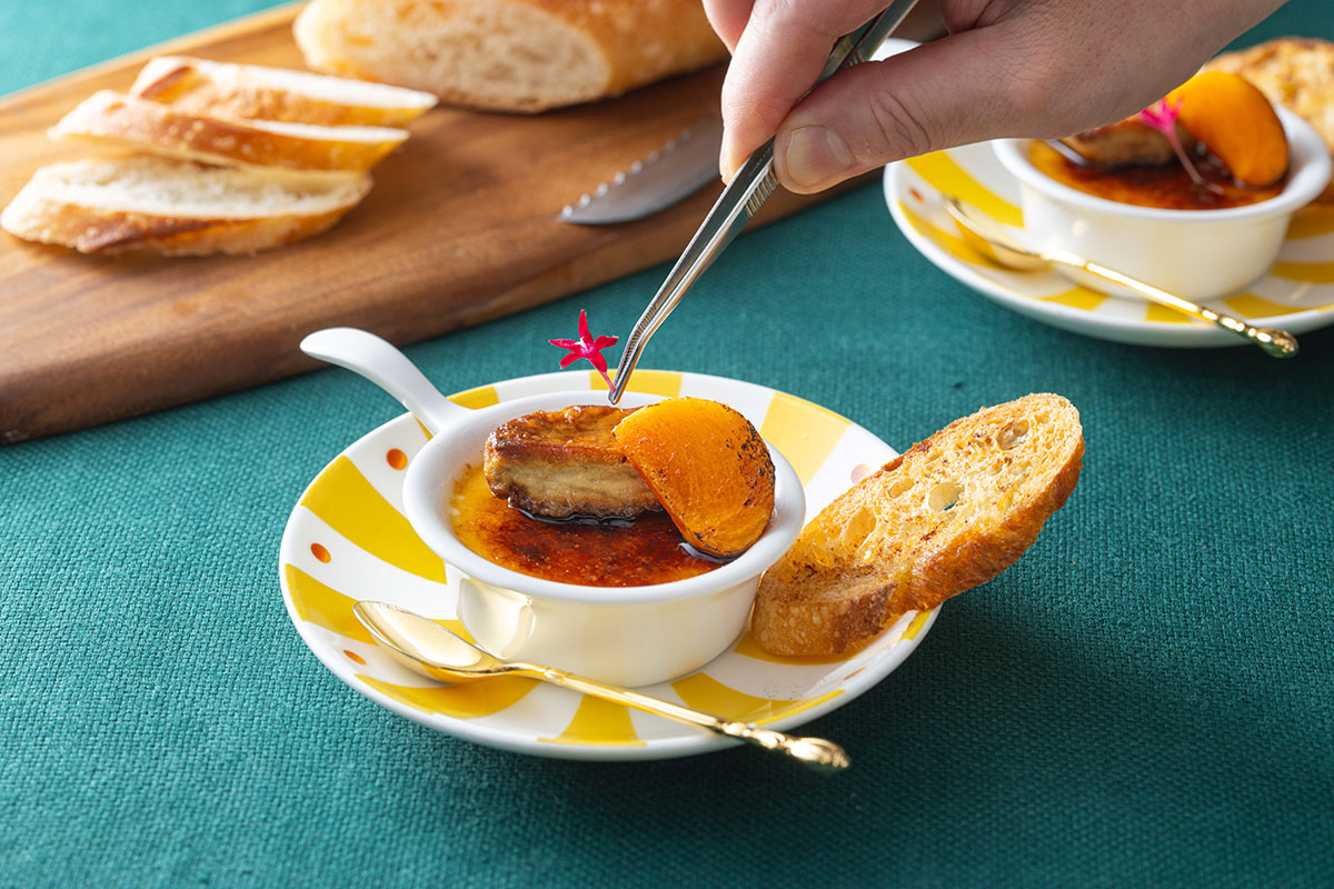 フォワグラと柿のソテーをのせたブリュレ