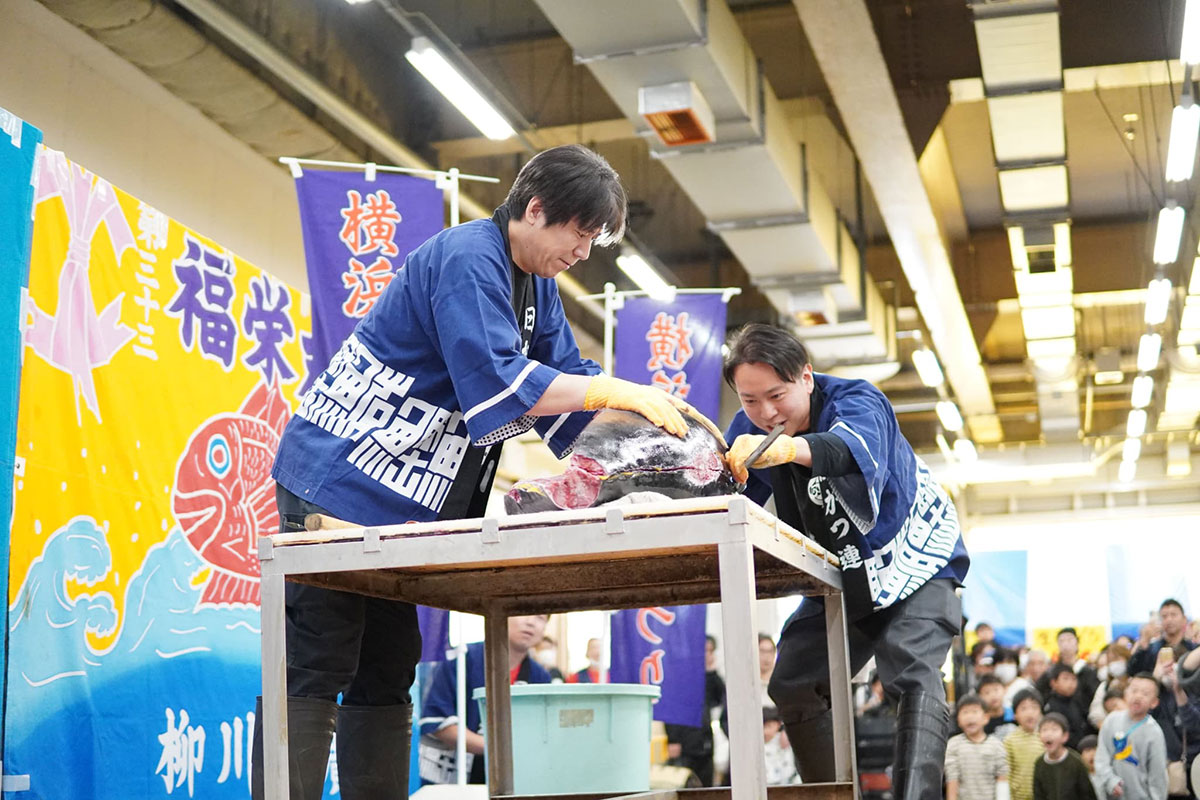 マグロの解体ショー
