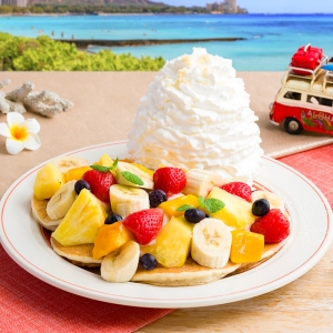 エッグスンシングスから2026年の新年祝うフルーツ5種盛りパンケーキ登場！縁起物“シュリンプ”メニューも
