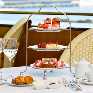 ホテルニューグランド「ル・ノルマンディ」苺と絶景のアフタヌーンティー登場！船旅気分で苺尽くしのひととき