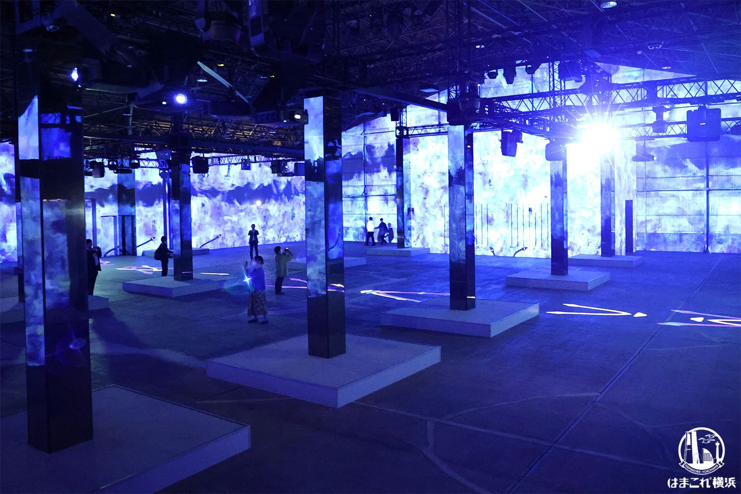 2階エリアから見たメインステージ