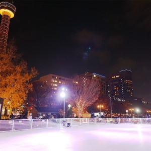 横浜・山下公園にスケートリンク再び登場！光と音楽融合の開放的空間で冬のアクティビティ体験