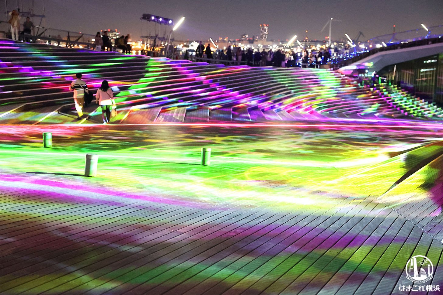 大さん橋の屋上広場「くじらのせなか」プロジェクションマッピング