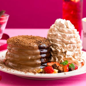 エッグスンシングスから苺×チョコ「フォンダンショコラパンケーキ」限定登場!仕上げに削りたてのひと手間を
