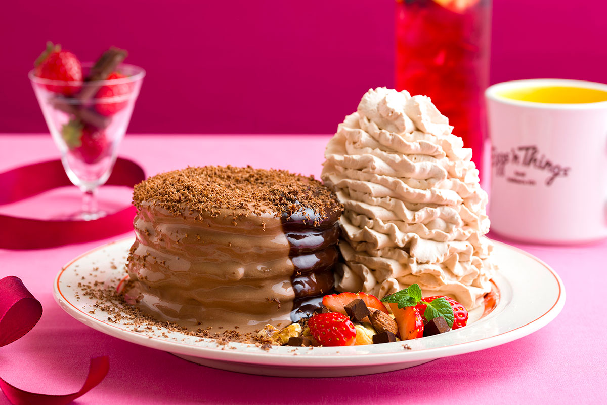 エッグスンシングスから苺×チョコ「フォンダンショコラパンケーキ」限定登場！仕上げに削りたてのひと手間を