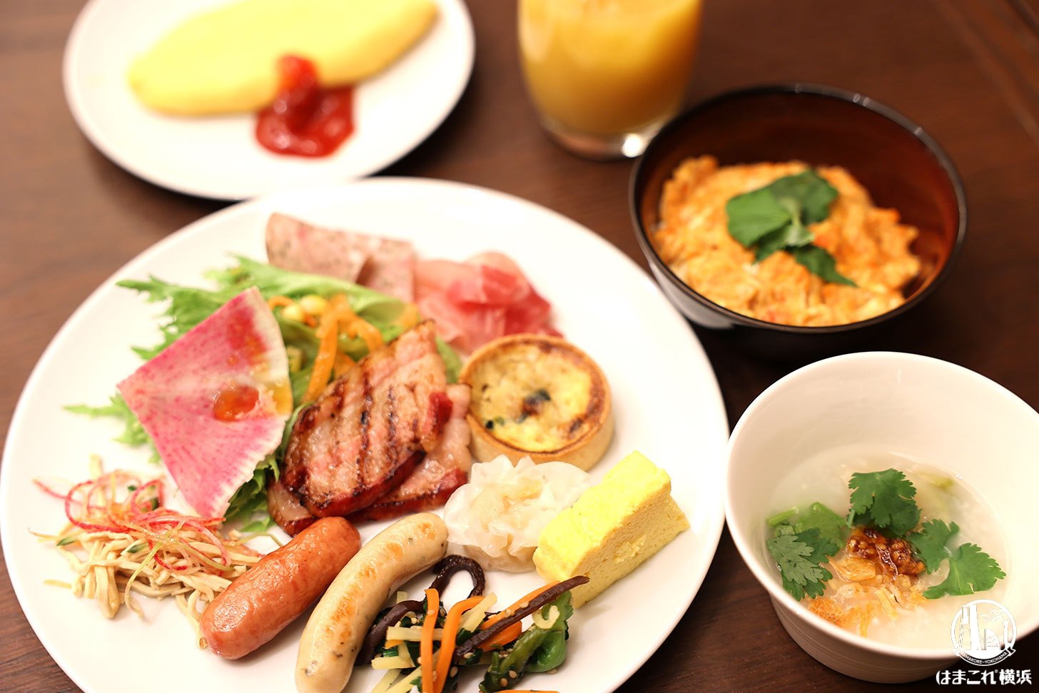 朝食ブッフェで盛り合わせた料理の数々