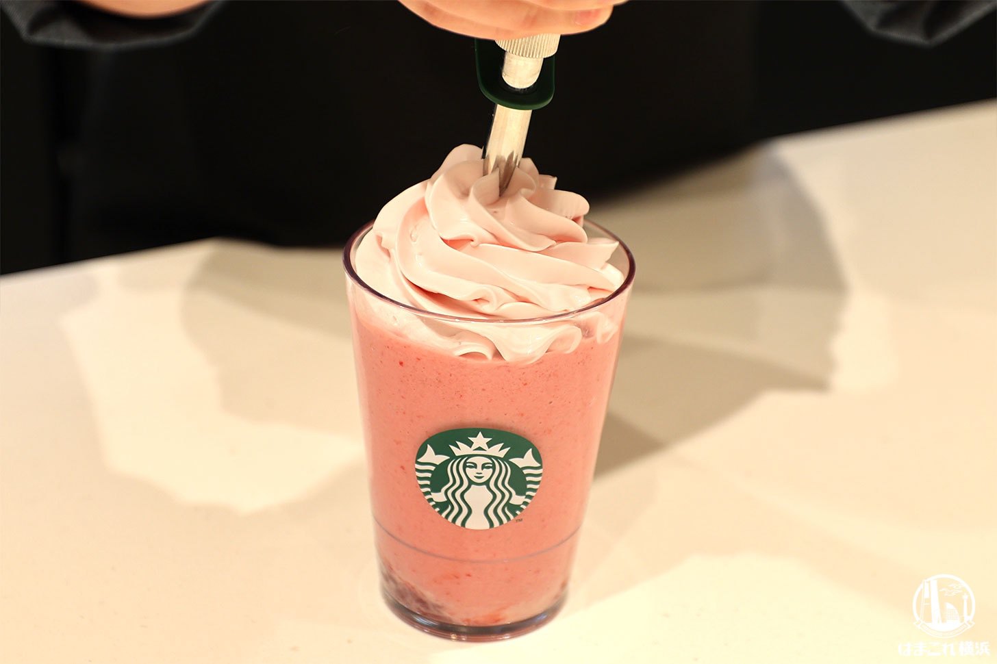 注文したストロベリー尽くしのMyフルーツフラペチーノ（マイフルーツフラペチーノ）