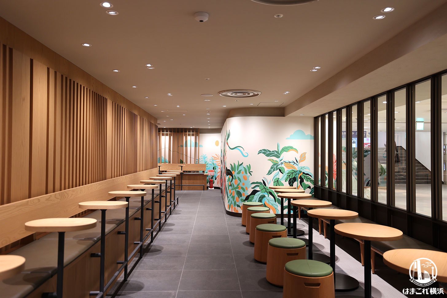 店舗入口側のハイテーブルとカフェテーブル