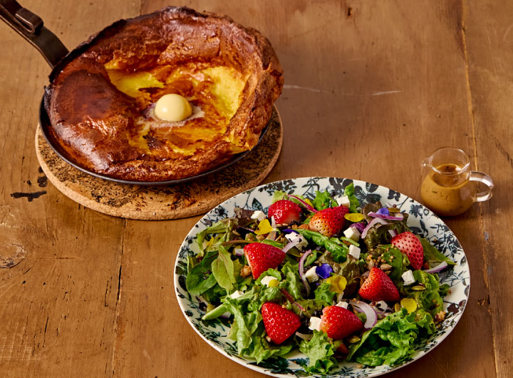 窯出しダッチベイビーパンケーキ ほこたいちごサラダ