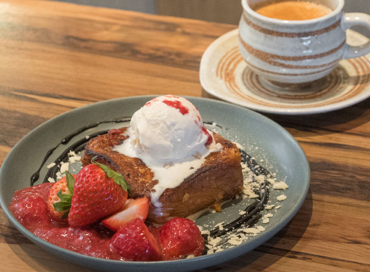 ほこたいちごとWチョコのフレンチトース 〜いちごチャトニとカルダモン〜