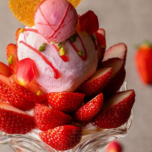 横浜ベイシェラトンホテルから苺の王様“あまおう”特別パフェ登場！上から下までこだわり満載芸術のスイーツ