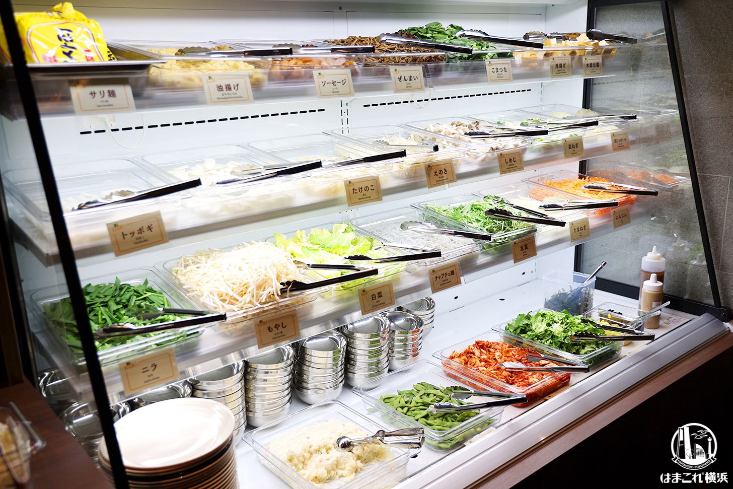 ガラスケースに並ぶセルフスタイルの鍋食材