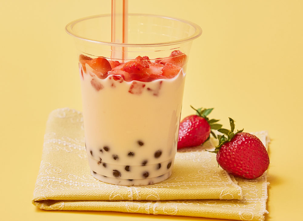 横浜赤レンガ倉庫店限定！崎陽軒「いちごミルク（タピオカ入り）」鹿沼のブランド苺“とちあいか”トッピング
