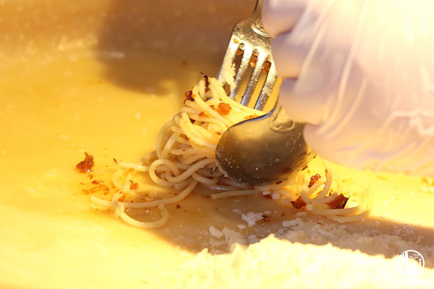 パルミジャーノレッジャーノで仕上げるペペロンチーノ