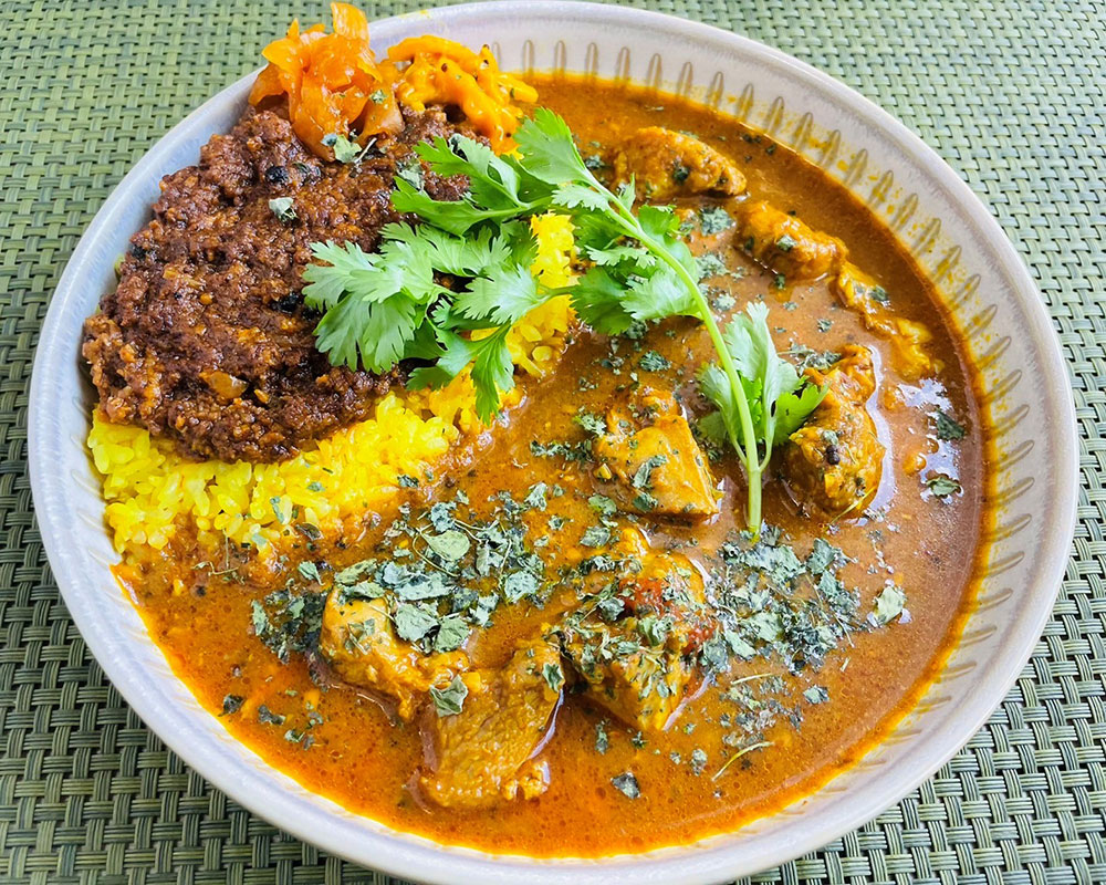 一条もんこのハード黒胡椒キーマと鶏白湯チキンあいがけカレー