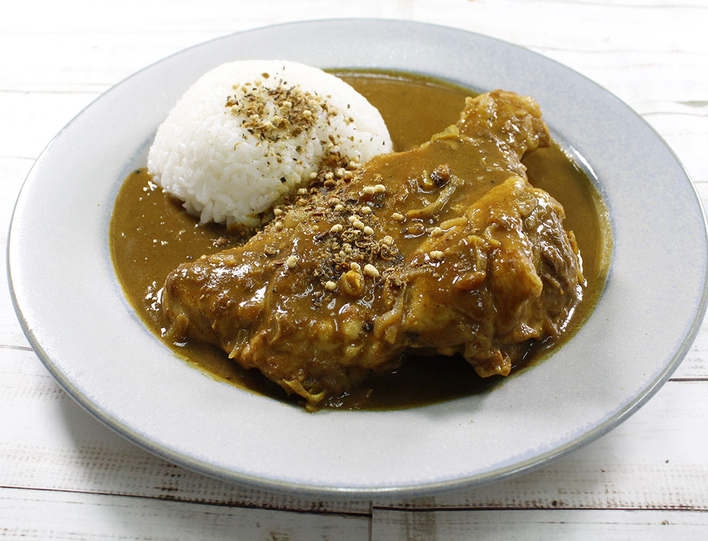 豪快!丸ごと豚すね肉のスパイスカレー