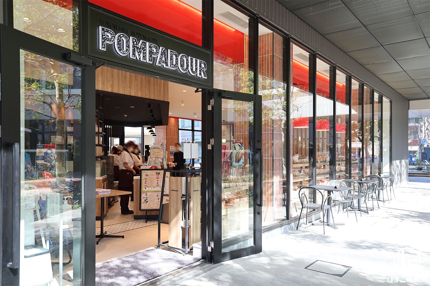 ベースゲート横浜関内「ポンパドウル」イートイン完備！焼きたてパンやフードメニュー、限定エコバッグも