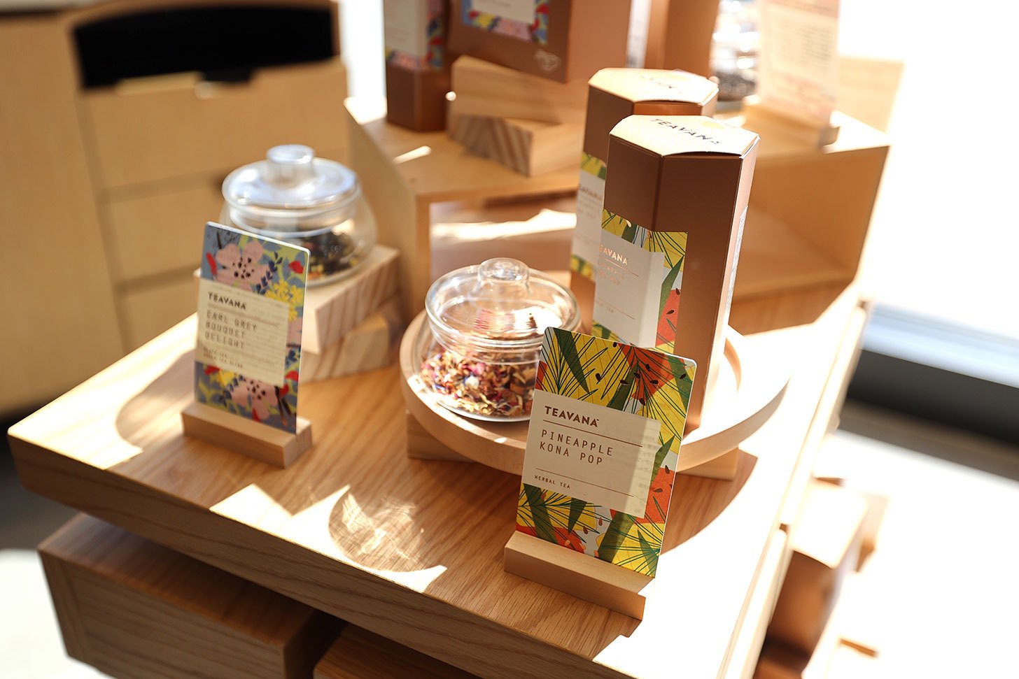 店頭の茶葉とティーアイテム