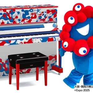 ミャクミャクと一緒に撮影チャンス!ヤマハミュージック横浜みなとみらいのストリートピアノ会場に登場