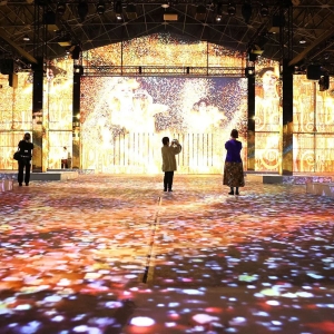 山下ふ頭「ザ・ムービアム ヨコハマ」2026年6⽉28⽇まで会期延長決定！映像×音響の没⼊型アート体験