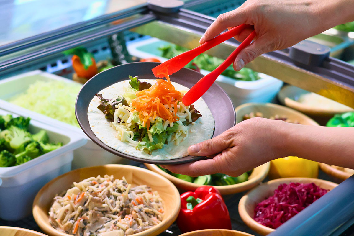 自由に作れるサラダ&タコスコーナー