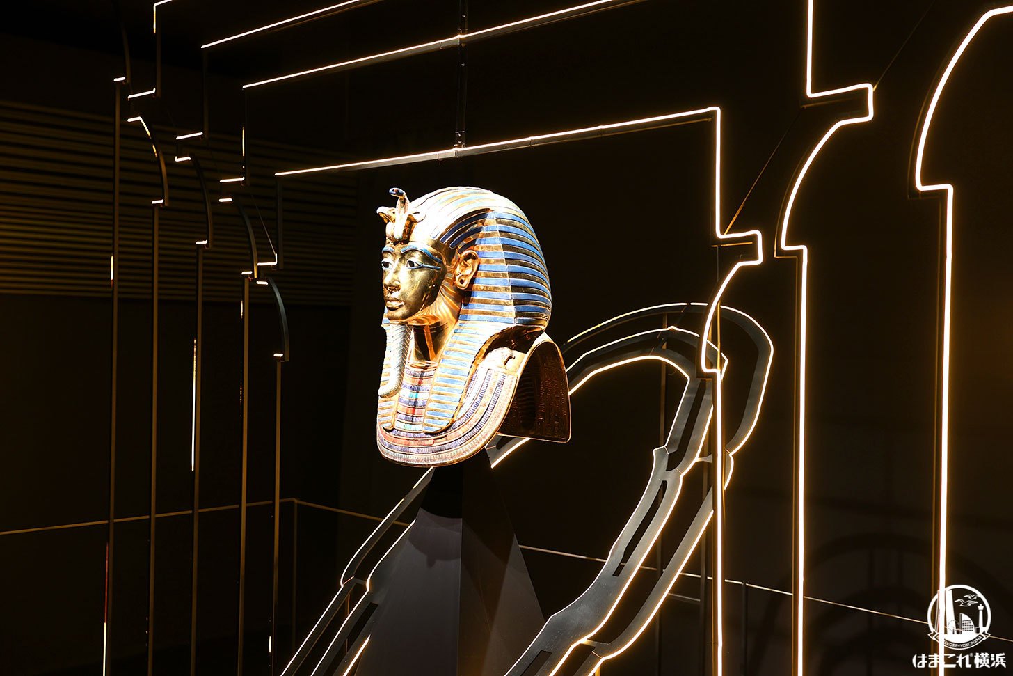 黄金のマスクを配したエリア