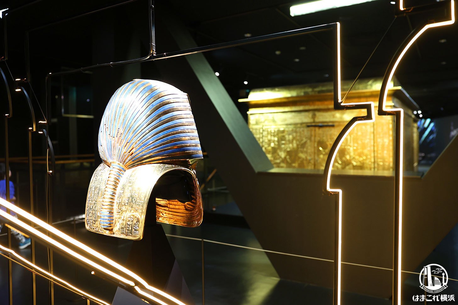 黄金のマスクを配したエリア