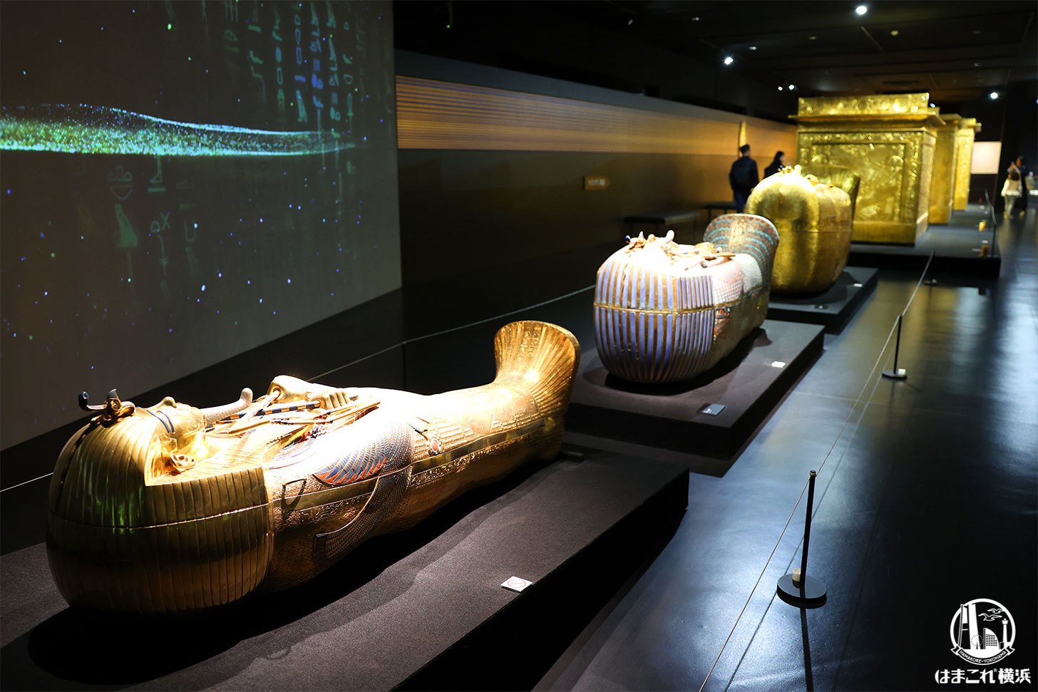 マスクをつけたツタンカーメンのミイラが納められていた4基の棺と金箔の厨子