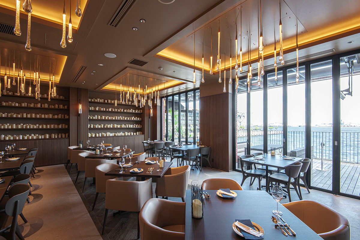 地中海グリル＆バーレストラン「ブラウアターフェル横浜」みなとみらい海沿いに誕生！目の前カットや瞬間燻製など臨場感ある演出魅力