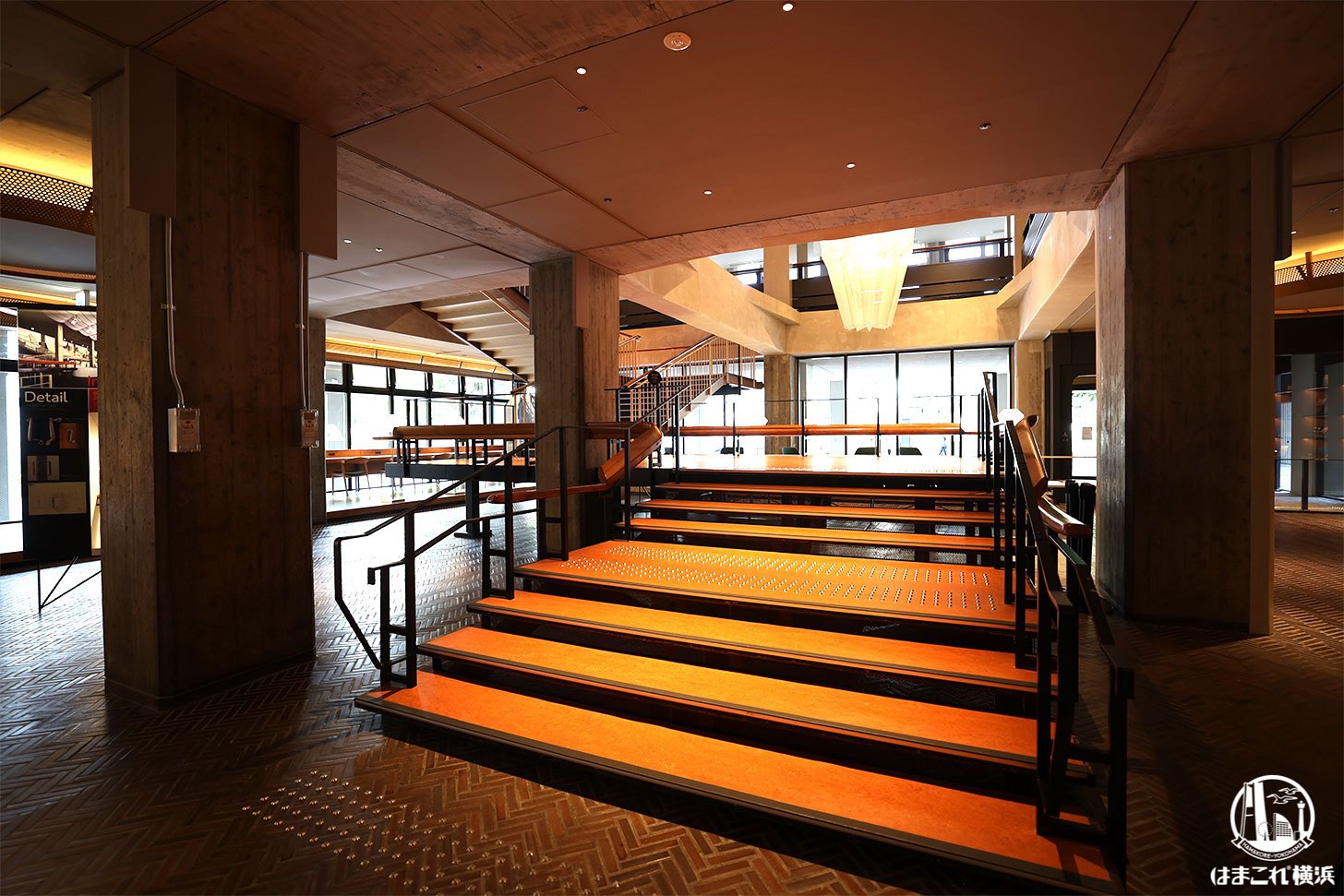 旧市庁舎の面影を受け継ぐ大階段