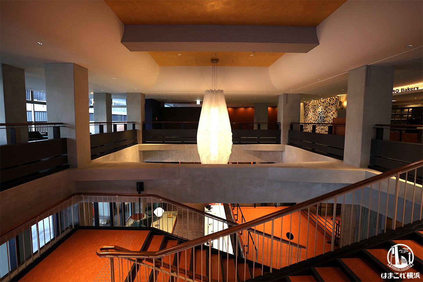 大階段を配した吹き抜けのパブリックスペース