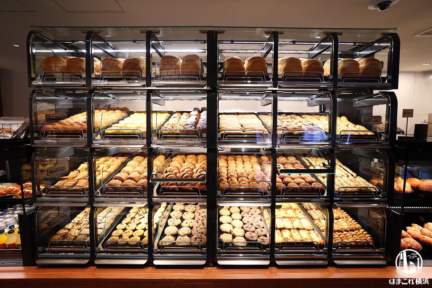 30種類のパンが並ぶ棚