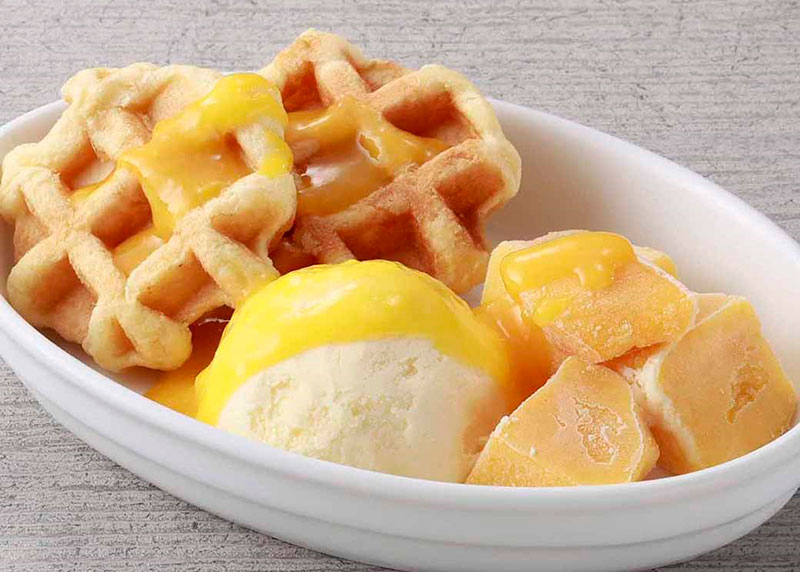 ワッフル マンゴーとアイス添え