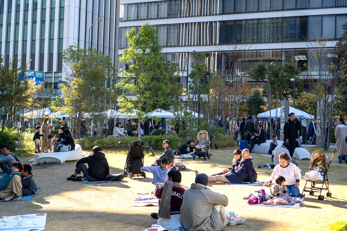 芝生でピクニック気分