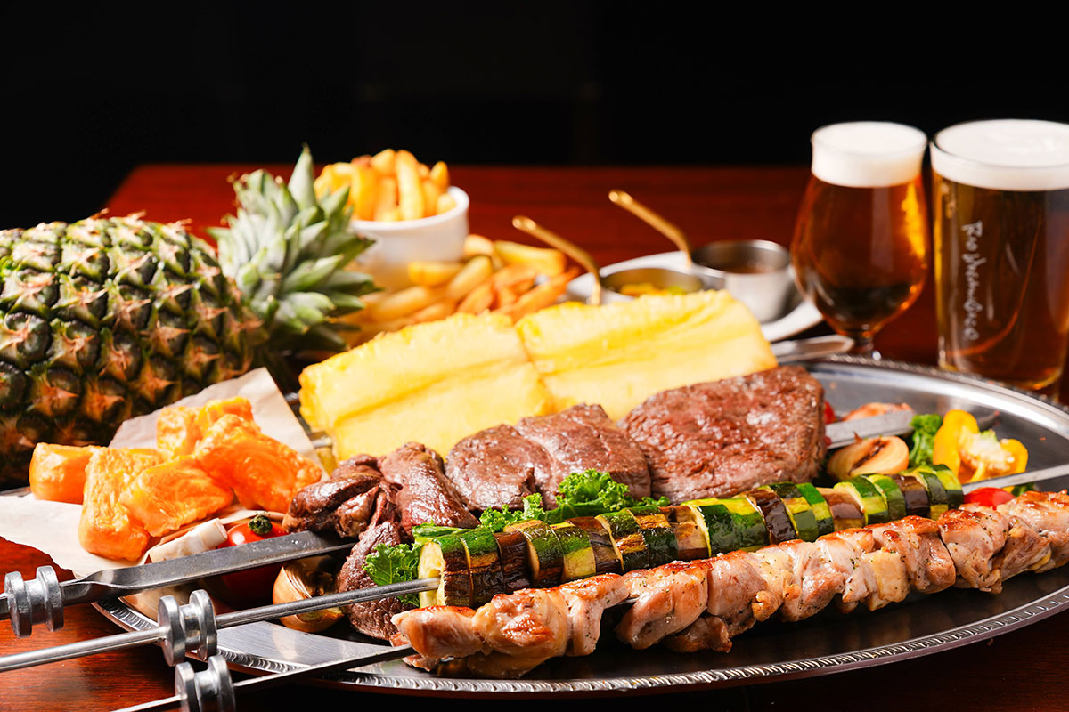 横浜赤レンガ倉庫に本格シュラスコ食べ放題が登場！クラフトビール飲み放題や夜景を望むバルコニー席も