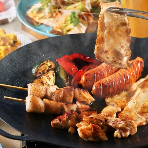 横浜モアーズ屋上で食べ飲み放題「BBQビアガーデン」開催！2026年は季節ごとに世界のフェスグルメや音楽