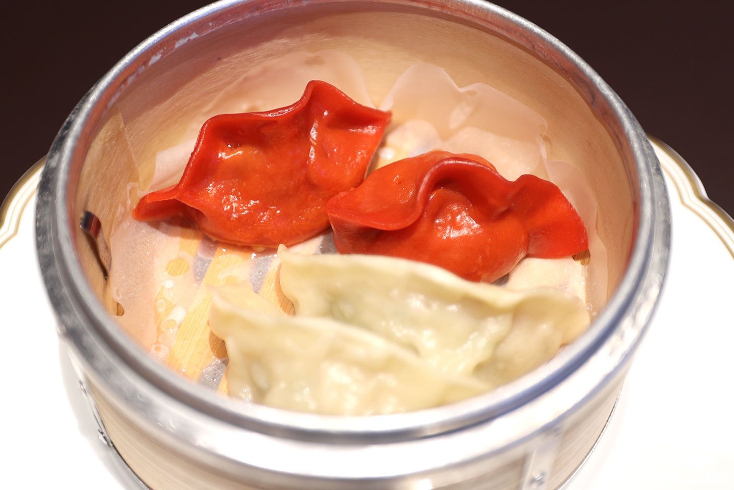 スパイシーなラムを包んだ赤の餃子