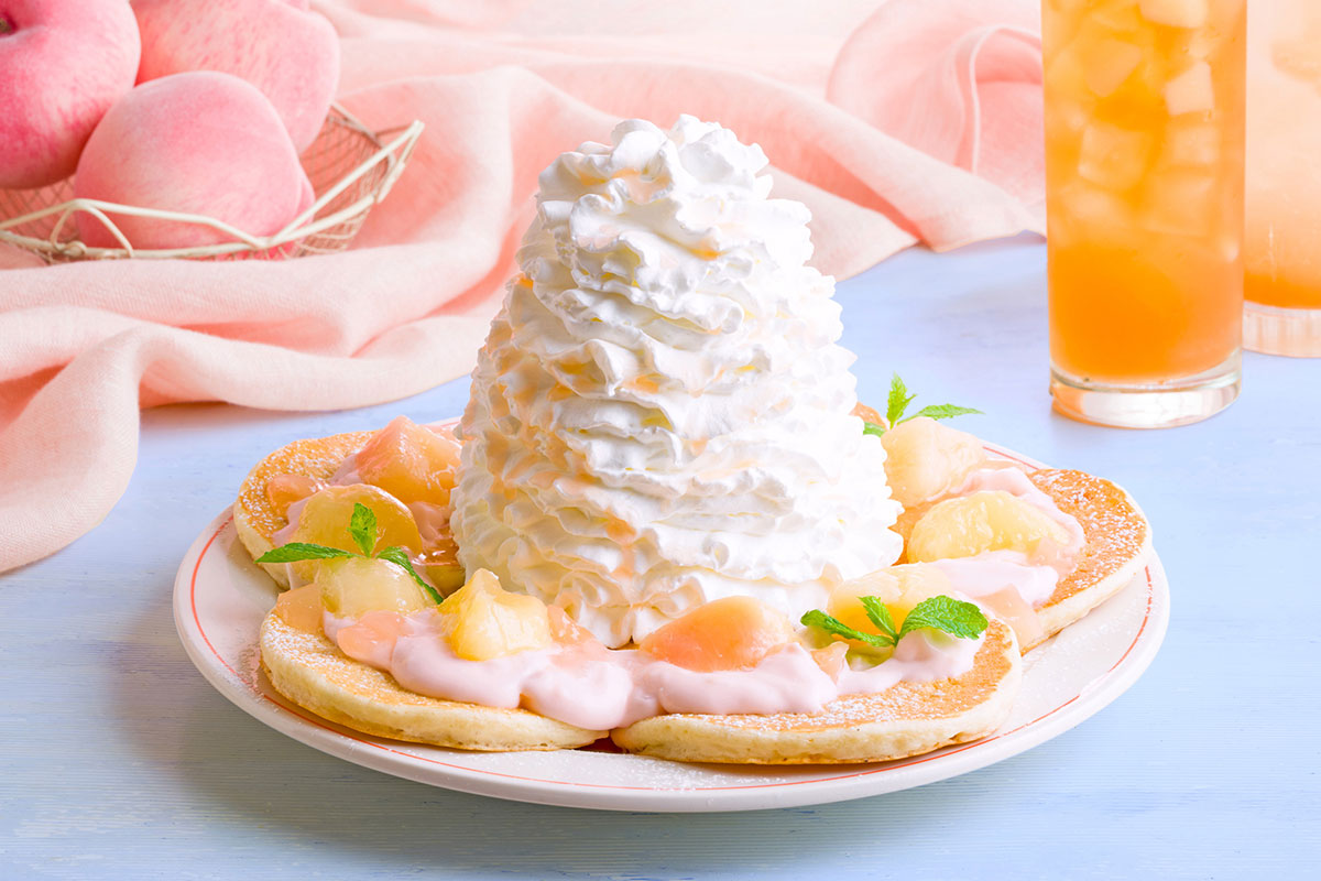 エッグスンシングスから旬の白桃を味わう季節限定パンケーキ登場!大人のピーチスカッシュとティーも同時に