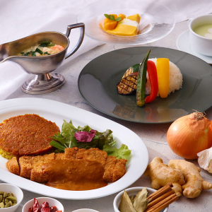 ホテルニューグランド「ザ・カフェ」夏のカレーフェア開催!2026年は新作2種や伝統4種がお得なセットに
