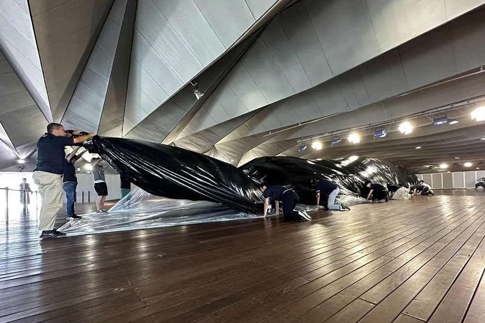 クジラを膨らませている様子